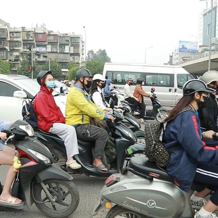Người tham gia giao thông đội mũ bảo hiểm không đạt chuẩn