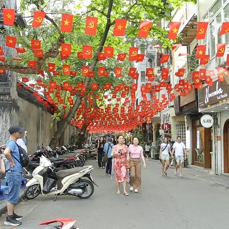 Không khí cờ hoa rực rỡ hiện diện đến từng con ngõ nhỏ tại Hà Nội