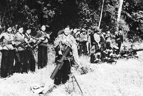 Nữ chiến sĩ pháo binh Quân giải phóng Trảng Bàng (Tây Ninh) luyện tập, nâng cao kỹ thuật chiến đấu. Ảnh: TTXVN