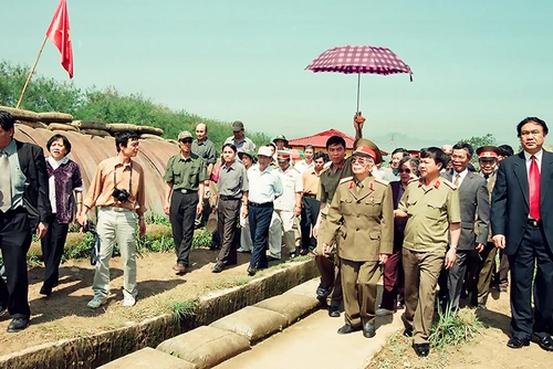 Đại tướng Võ Nguyên Giáp về thăm lại chiến trường Điện Biên Phủ năm xưa (tháng 4/2004). Ảnh: TRẦN HỒNG