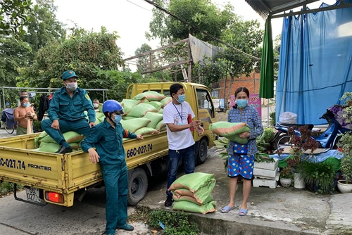 Hỗ trợ người dân gặp khó khăn do Covid-19.