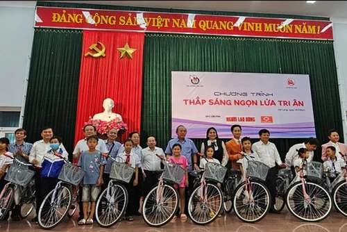 Nguyên Phó Thủ tướng Thường trực Chính phủ Trương Hòa Bình và Ban Tổ chức trao biểu trưng tài trợ xây dựng phòng học tại điểm trường bản 2, thôn 2, xã Thuận, huyện Hướng Hóa.