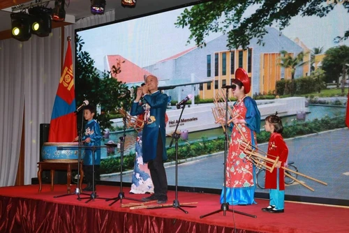 Tiết mục âm nhạc do đoàn nghệ thuật Việt Nam trình diễn. (Ảnh: Đại sứ quán Việt Nam tại Mông Cổ)