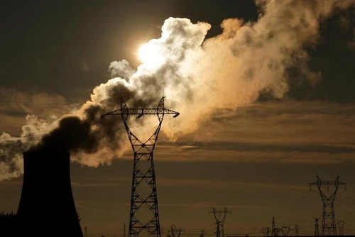 Khí thải thoát ra từ một nhà máy điện than ở Bouchain, miền bắc nước Pháp, ngày 22/12/2022. (Ảnh: Reuters)