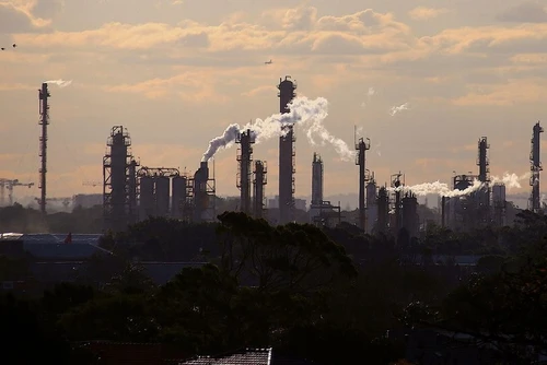Khí thải thoát ra từ ống khói của một nhà máy hóa chất gần Port Botany ở Sydney, Australia ngày 2/6/2017. (Ảnh minh họa: Reuters)