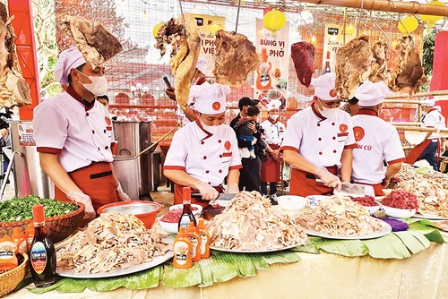 Nghệ nhân làng Vân Cù trình diễn nghệ thuật nấu phở tại Festival Phở 2024.