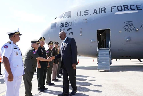 Bộ trưởng Quốc phòng Mỹ Lloyd Austin đến sân bay quốc tế Phnom Penh.