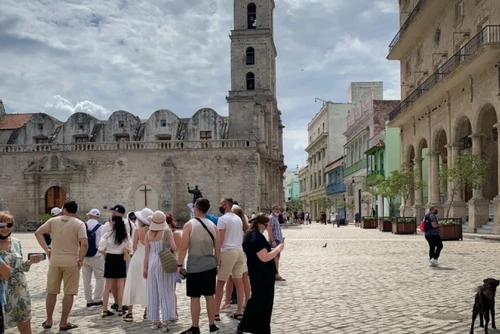 Khách du lịch Nga tham quan thủ đô La Habana, Cuba. (Ảnh: AFP/TTXVN)