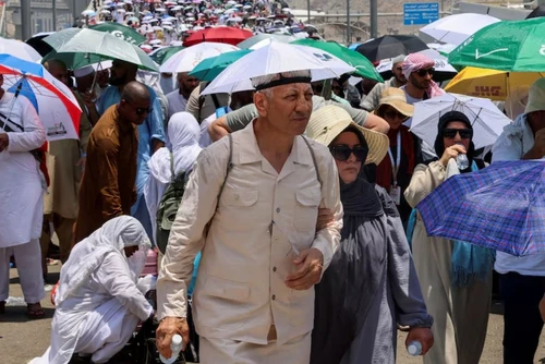 Những người hành hương đi bộ giữa thời tiết nắng nóng trong cuộc hành hương Hajj ở Mina, Saudi Arabia, ngày 18/6/2024. (Ảnh: Reuters)