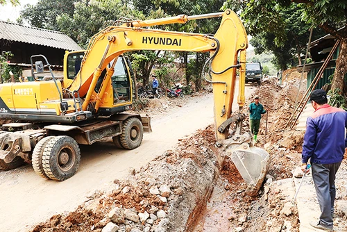 Mở đường giao thông nông thôn ở xã khó khăn miền núi phía bắc. Ảnh: K.MINH