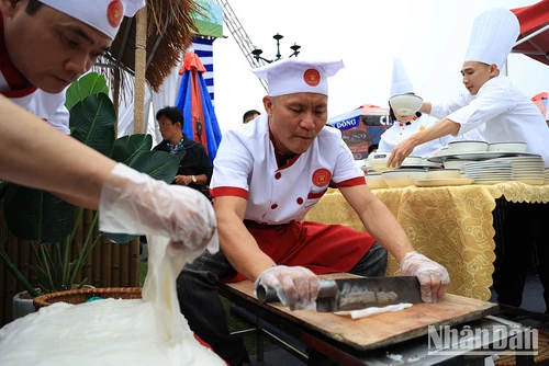 Trình diễn phở Việt tại Festival Phở 2024.