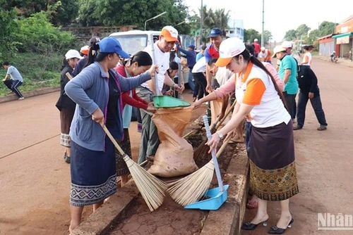 Cơ quan y tế Lào kêu gọi người dân giữ gìn môi trường xung quanh sạch sẽ để hạn chế sốt xuất huyết. (Ảnh CTV cung cấp)