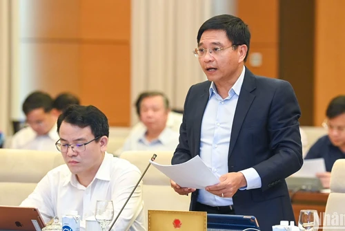 Bộ trưởng Giao thông vận tải Nguyễn Văn Thắng trình bày tờ trình của Chính phủ tại phiên họp. (Ảnh: DUY LINH)