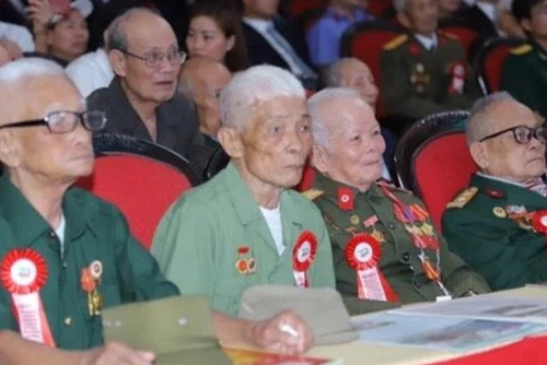  Ủy ban Trung ương Mặt trận Tổ quốc Việt Nam tổ chức gặp mặt, tri ân chiến sĩ, thanh niên xung phong, dân công hỏa tuyến tham gia chiến dịch Điện Biên Phủ tại tỉnh Thanh Hóa.
