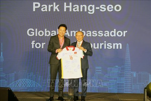 Ông Park Hang Seo, Huấn luyện viên trưởng Đội tuyển Bóng đá Quốc gia Việt Nam (bên phải) được bổ nhiệm và ra mắt với vai trò Đại sứ Du lịch Toàn cầu của thành phố Seoul, Hàn Quốc. (Ảnh: TTXVN) 