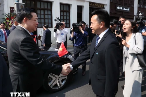 Lãnh đạo địa phương và Khu Di tích Bác Hồ tại Côn Minh (Trung Quốc) đón Chủ tịch Quốc hội Vương Đình Huệ. Ảnh: TTXVN.