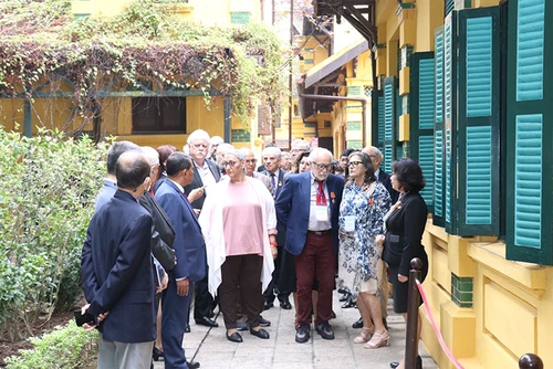 Các đại biểu quốc tế thăm Khu di tích Chủ tịch Hồ Chí Minh nhân kỷ niệm 50 năm Ngày ký Hiệp định Paris.