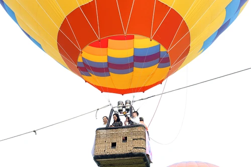 Trải nghiệm bay treo tại lễ hội khinh khí cầu quốc tế Tuyên Quang lần thứ 3.