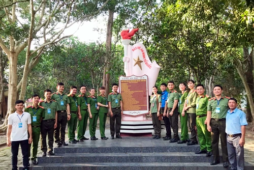 Đoàn Thanh niên Công an tỉnh Phú Yên dâng hoa, dâng hương, tưởng niệm tại Khu di tích quốc gia đặc biệt Ban An ninh Trung ương Cục miền Nam.