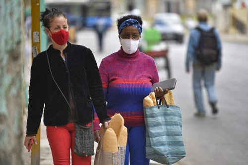 Người dân mua sắm tại Havana, Cuba ngày 2/2/2021. (Ảnh: AFP/TTXVN)