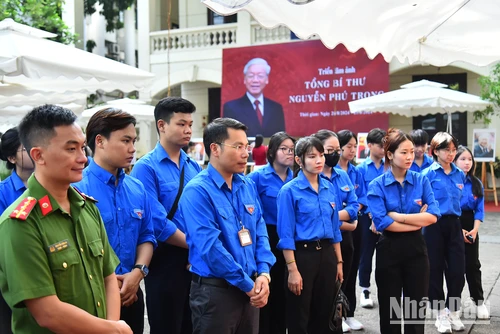 Đoàn viên, thanh niên xã Đông Hội tham quan Triển lãm ảnh “Tổng Bí thư Nguyễn Phú Trọng”