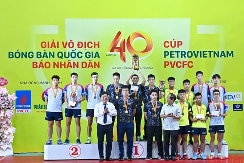 Phó Tổng Biên tập Báo Nhân Dân Quế Đình Nguyên và Chủ tịch Ủy ban nhân dân tỉnh Gia Lai Võ Ngọc Thành trao huy chương và cúp cho các đội đoạt giải tại nội dung Đồng đội nam. 