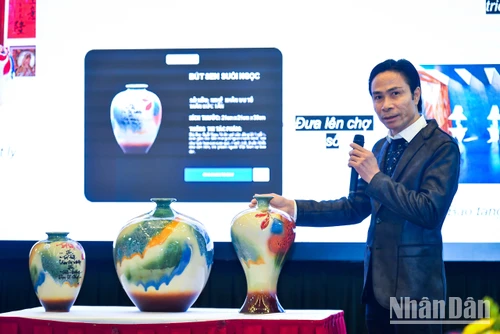 Nghệ nhân ưu tú Trần Đức Tân giới thiệu về các sản phẩm OCOP được gắn chip định danh số tại sự kiện ra mắt chuyên trang OCOP của Báo Nhân Dân.