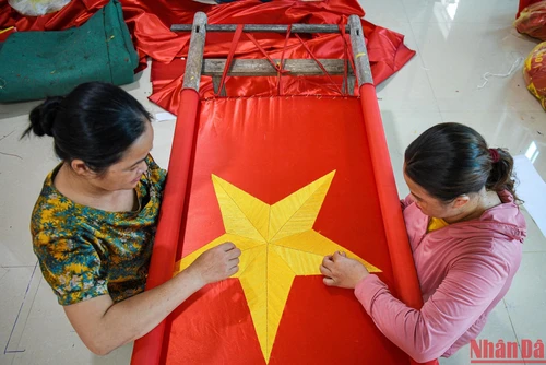 Theo các cụ cao niên trong làng, nghề may cờ Tổ quốc ở làng Từ Vân bắt đầu từ những ngày Cách mạng tháng Tám năm 1945. Tại Quảng trường Ba Đình lịch sử, nơi Chủ tịch Hồ Chí Minh đọc bản Tuyên ngôn Độc lập ngày 2/9/1945, có hàng ngàn lá cờ đỏ sao vàng bay phấp phới do người dân làng Từ Vân may.