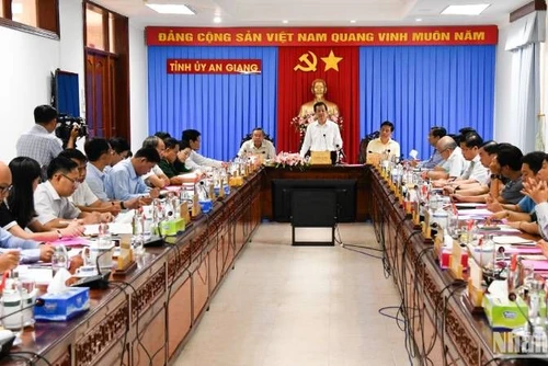 Quang cảnh cuộc họp.