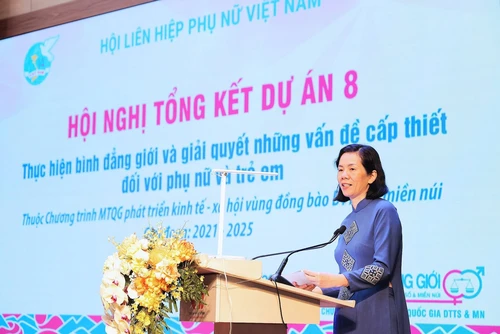 Bà Nguyễn Thị Minh Hương - Phó Chủ tịch Hội Liên hiệp Phụ nữ Việt Nam báo cáo tổng kết, đánh giá kết quả thực hiện Dự án 8 giai đoạn I. 