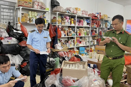 Các lực lượng chức năng đang kiểm tra hàng hóa tại cơ sở kinh doanh hàng nhập khẩu.