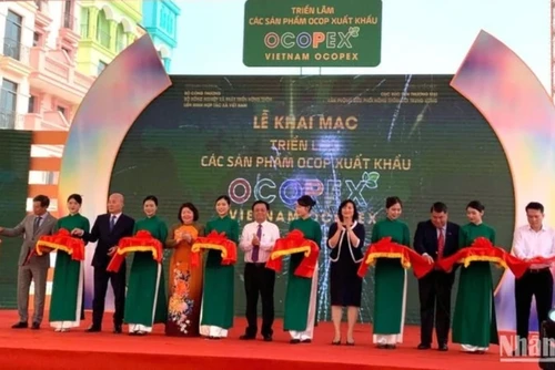 Cắt băng khai mạc Triển lãm các sản phẩm OCOP xuất khẩu (VIETNAM OCOPEX).