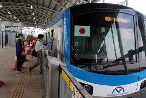 Giá vé đi tuyến Metro số 1, Bến Thành-Suối Tiên từ 6.000 đến 19.0000 đồng/vé lượt, nếu sử dụng thẻ thanh toán. (Ảnh: QUÝ HIỀN)