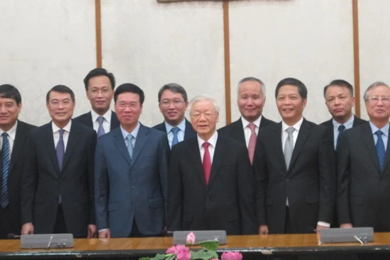 Tổng Bí thư, Chủ tịch nước Nguyễn Phú Trọng với các đại biểu dự Lễ công bố quyết định về công tác cán bộ.