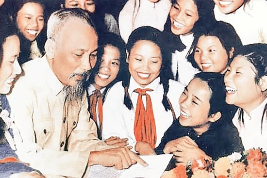 Bác Hồ với các cháu học sinh Trường Trưng Vương (năm 1955). Ảnh: Đinh Đăng Định 