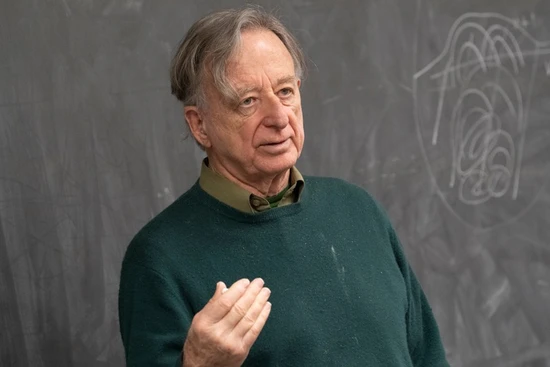 Nhà toán học Dennis Sullivan giảng bài trên bảng tại Đại học Stony Brook ở New York. Ảnh: Đại học Stony Brook / Giải thưởng Abel.