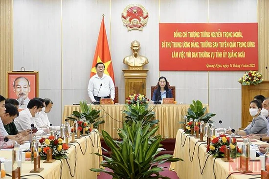 Đồng chí Nguyễn Trọng Nghĩa, Bí thư Trung ương Đảng, Trưởng Ban Tuyên giáo Trung ương phát biểu chỉ đạo tại buổi làm việc với Ban Thường vụ Tỉnh ủy Quảng Ngãi.