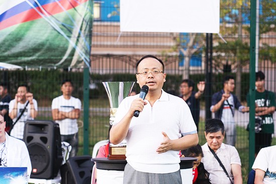 Ông Đỗ Xuân Hoàng phát biểu ý kiến tại Lễ bế mạc giải bóng đá cộng đồng người Việt tại Nga năm 2022.