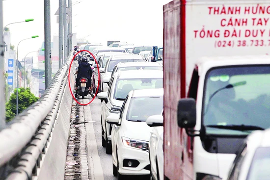 Khi bị phát hiện, nhiều trường hợp quay ngược chiều xe trên đường Vành đai 2, gây nguy hiểm cho hàng loạt phương tiện khác. Ảnh | TRẦN THANH