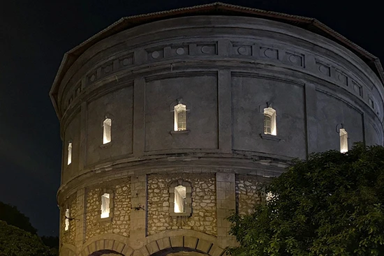 Tháp nước Hàng Đậu rực sáng vào buổi tối với những ánh đèn chiếu qua các ô cửa sổ.