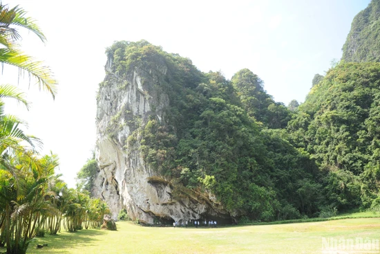 Hang Nhà báo nằm ở trong dãy núi đá vôi thuộc xã Lâm Sơn, huyện Lương Sơn, tỉnh Hòa Bình. (Ảnh: TRẦN HẢI)