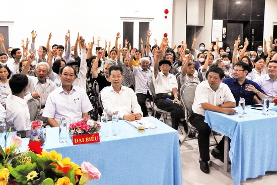 Biểu quyết thông qua Nghị quyết về phát triển đảng viên ở khối phố Tân Lập, phường Thạch Thang, quận Hải Châu.