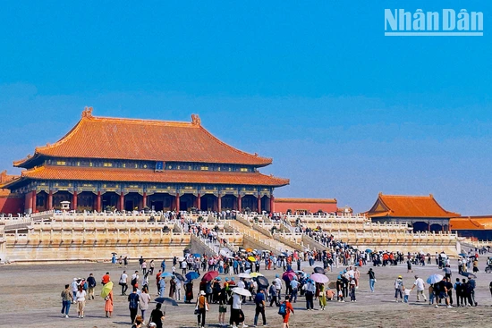 Rất đông du khách tham quan điện Thái Hòa. (Ảnh: HỮU HƯNG)