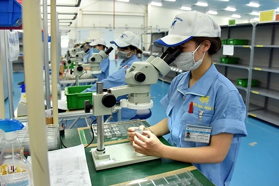 Công nhân làm việc trong dây chuyền sản xuất linh kiện cơ khí siêu chính xác tại Công ty TNHH Fujikin Bắc Ninh, Khu công nghiệp VSIP Bắc Ninh. Ảnh: ANH SƠN