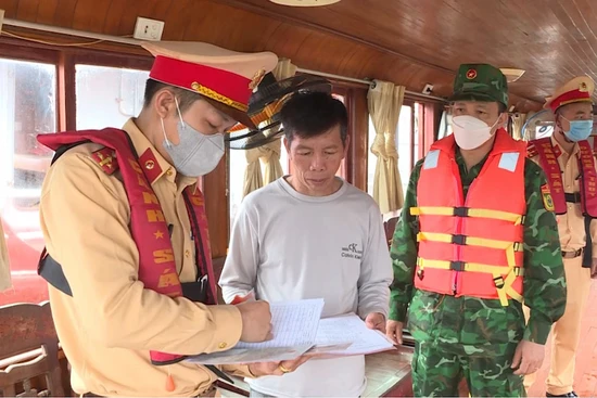 Cảnh sát giao thông đường thủy Công an tỉnh Quảng Ninh phối hợp với các lực lượng chức năng tăng cường kiểm tra các tàu du lịch chở khách tham quan Vịnh Hạ Long.