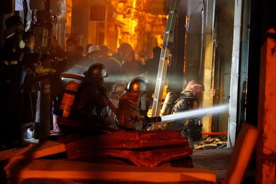 Lực lượng Phòng cháy, chữa cháy và cứu hộ, cứu nạn nỗ lực khống chế ngọn lửa trong vụ cháy tại phố Khương Hạ (Thanh Xuân, Hà Nội). Ảnh: Như ý