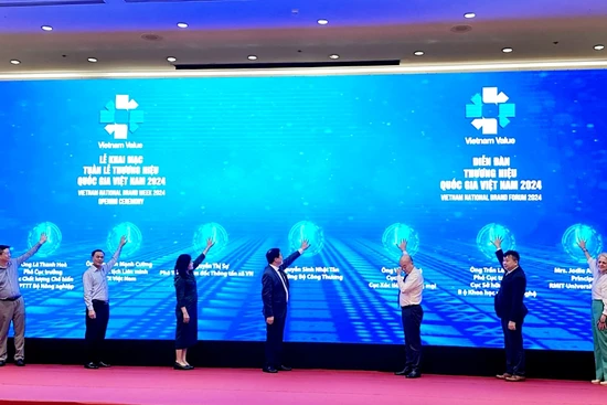 Các đại biểu ấn nút khai mạc Tuần lễ Thương hiệu Quốc gia Việt Nam 2024.