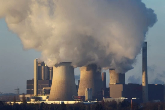 Khí thải thoát ra từ nhà máy điện than Weisweiler của công ty RWE ở Đức, ngày 17/1/2023. (Ảnh: Reuters)