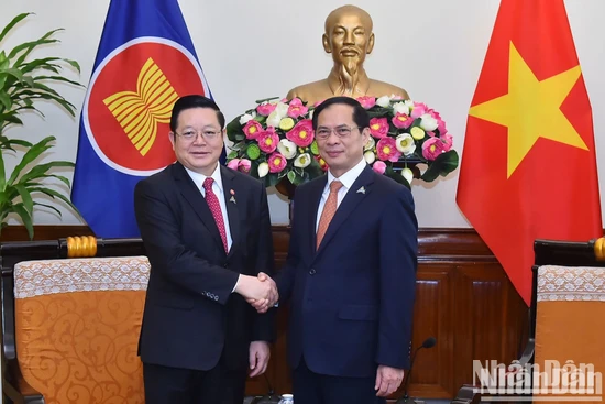 Bộ trưởng Ngoại giao Bùi Thanh Sơn tiếp Tổng Thư ký ASEAN Kao Kim Hourn. (Ảnh: THỦY NGUYÊN)