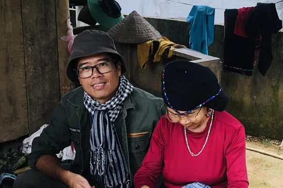 Nhà văn Nguyễn Xuân Thủy bên cụ bà dân tộc Lự trong một chuyến đi thực tế.